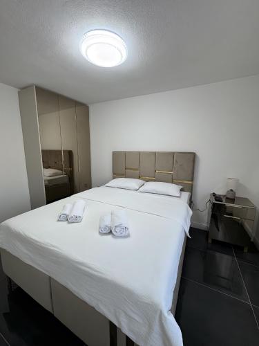 Ένα ή περισσότερα κρεβάτια σε δωμάτιο στο Kastel Apartmani