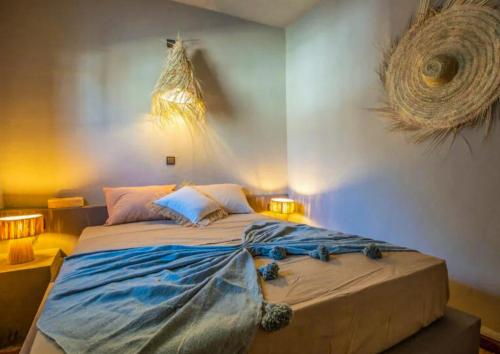 a bedroom with a bed with two turtles on it at LE Piccolo Bike Camp in El Karia