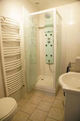 y baño con ducha, aseo y lavamanos. en Gite Escale en Ville, en Louviers