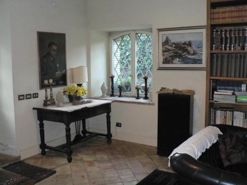 sala de estar con piano y ventana en Relais de Charme - B&B Short Lets La Casa di Francesca, en Sant’Agata Li Battiati 