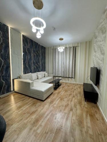 Телевизор и/или развлекательный центр в City Tower 2BHK newly renovated 10 feb 2025