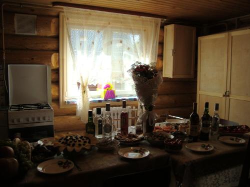 オスタシコフにあるSolntse Seligeraのキッチン(食卓、窓付)
