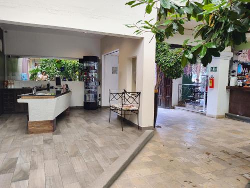 a store with a counter in a room at Hotel Jardines del Centro in San Cristóbal de Las Casas