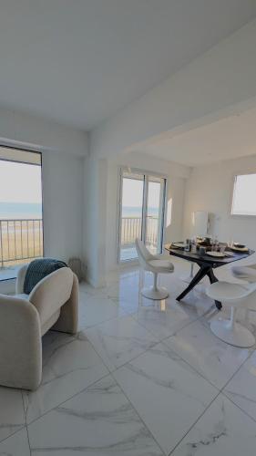 un salon avec un canapé et une table dans l'établissement Le Grand Large, spacieux F3 vue mer exceptionnelle avec parking, à Villers-sur-Mer