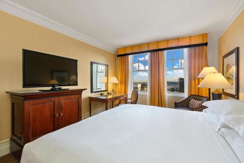 Postel nebo postele na pokoji v ubytování InterContinental Mark Hopkins San Francisco by IHG
