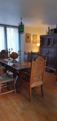 une salle à manger avec une table et des chaises en bois dans l'établissement Ancient House in Village Centre, à Peyrat-le-Château