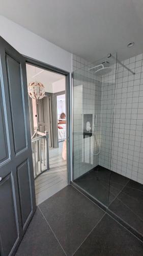 une salle de bain avec douche et porte vitrée dans l'établissement Villa Bagatelle, 8 personnes front de mer Houlgate, à Houlgate