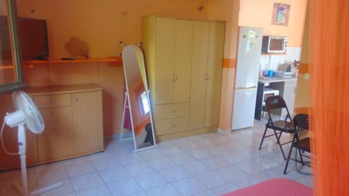 une cuisine avec un miroir et une cuisine avec une table dans l'établissement Caribgites, à Sainte-Anne