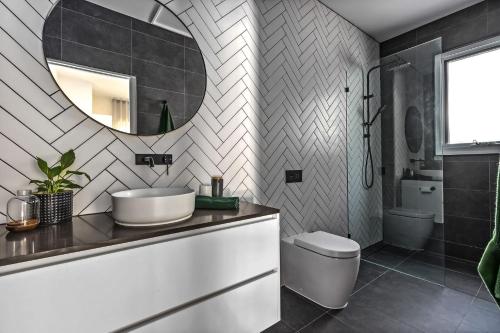 un baño con lavabo y espejo en Roxy on Church, en Hepburn Springs