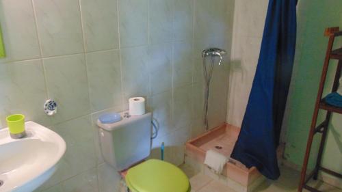 un bagno con WC, lavandino e doccia di Caribgites a Sainte-Anne