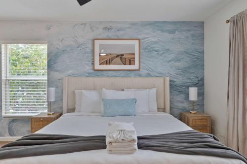 Un dormitorio con una cama grande con una pared azul. en Fire pit - Arcade Games - Fully Renovated - Family, en Bradenton