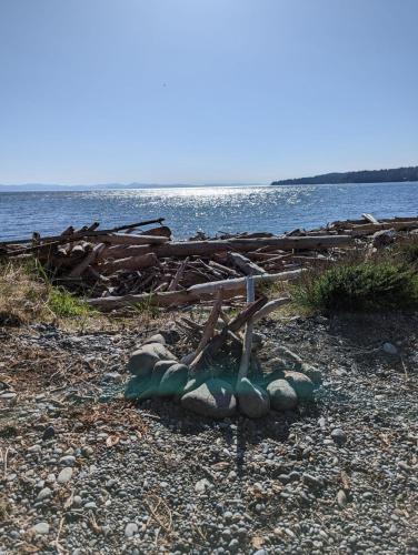Φωτογραφία από το άλμπουμ του Cozy Beachfront Cabin at Woodside Farm σε Sooke