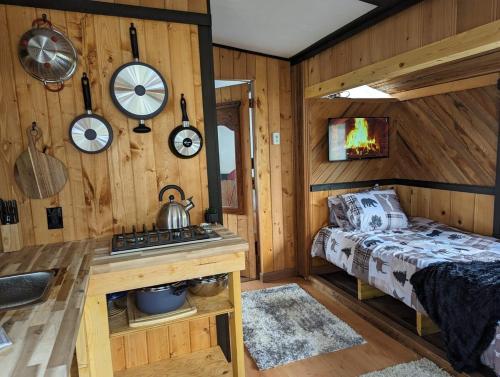 Postel nebo postele na pokoji v ubytování Cozy Beachfront Cabin at Woodside Farm