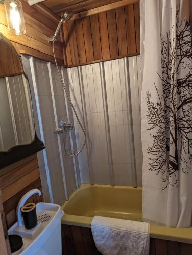 Φωτογραφία από το άλμπουμ του Cozy Beachfront Cabin at Woodside Farm σε Sooke