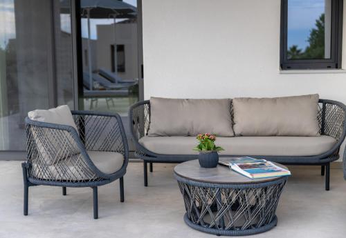 Posezení v ubytování Villa Nefeli - Elysian Villas Kefalonia, 200m from Beach, New 2024