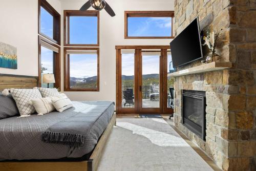Televisyen dan/atau pusat hiburan di Ridge View Retreat - Panoramic Views and Hot Tub