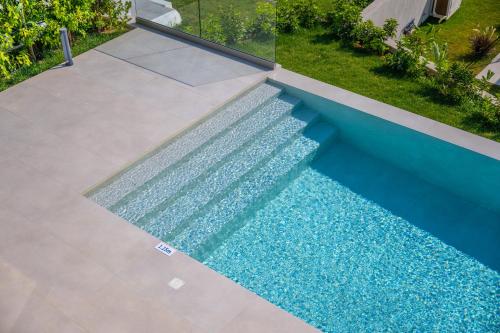 Bazén v ubytování Villa Nefeli - Elysian Villas Kefalonia, 200m from Beach, New 2024 nebo v jeho okolí
