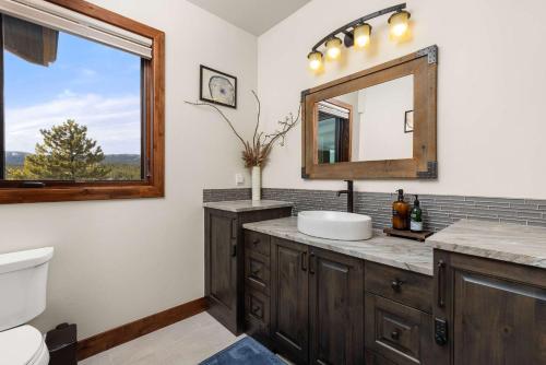 Bilik mandi di Ridge View Retreat - Panoramic Views and Hot Tub