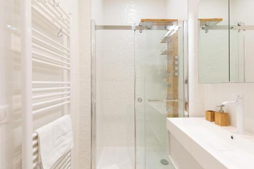 une salle de bain avec une douche en verre et un lavabo dans l'établissement Pelige 5 YourHostHelper, à Cannes