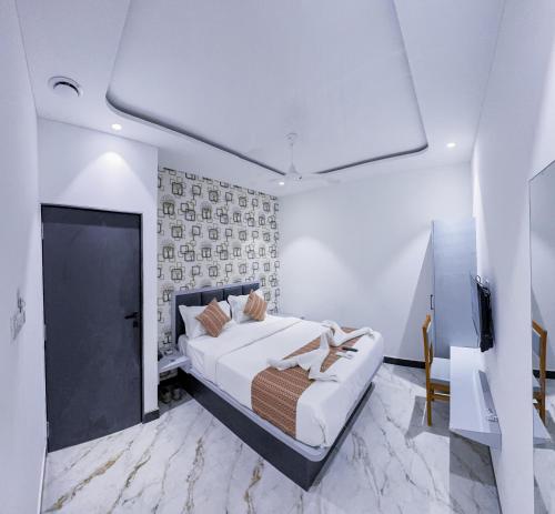 Hotel Flora Inn客房内的一张或多张床位