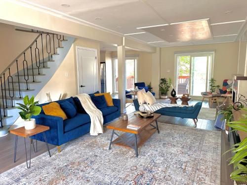 Ruang duduk di Chic, Spacious Newmarket Home off Yonge St