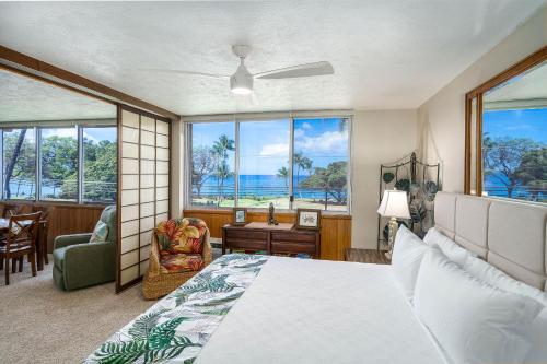 维雷亚Haleakala Shores A-302的带床、书桌和窗户的卧室