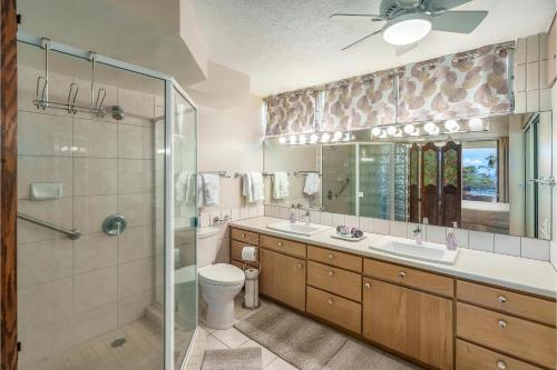 维雷亚Haleakala Shores A-302的带两个水槽、淋浴和马桶的浴室