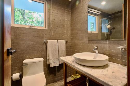 Ένα μπάνιο στο Oceanfront Apt W- Private Beach - Las Terrenas