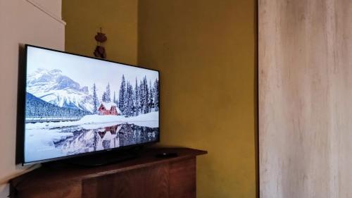 a flat screen tv sitting on a stand in a room at Casa Il cuore felice in San Rafael