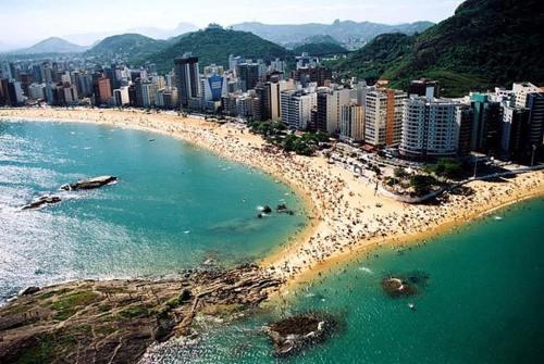 an aerial view of a beach and a city at Lindo Apartamento na Praia de Itapuã - Vila Velha -com ar condicionado na 2 quadra do mar ES in Vila Velha