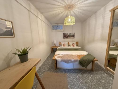 a small bedroom with a bed in a room at Casa14 - Swiss houses in Steffisburg