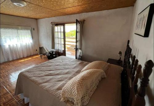 a bedroom with a large bed in a room at CASA PARA 10 PERSONAs in Aguas Dulces