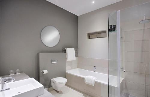 y baño con lavabo, aseo y ducha. en The Capital on Bath en Johannesburgo