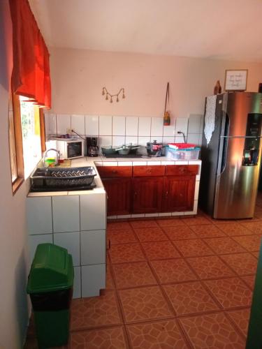 a kitchen with a stove and a refrigerator at Hospedaje Beliz Cambalache in Liberia