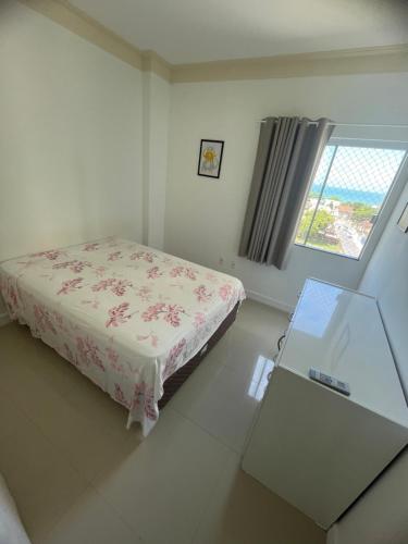 Un dormitorio pequeño con una cama y una ventana. en Apartamento com vista mar, en Porto Belo