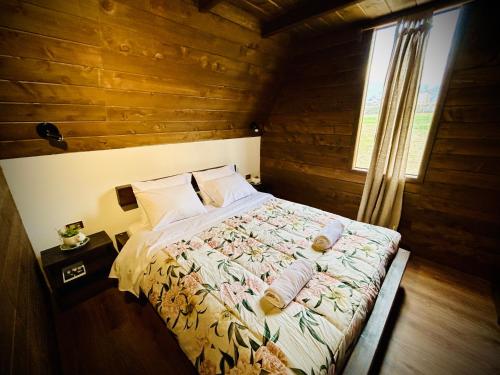 a bedroom with a bed in a wooden cabin at La Encantada Cabañas in Cajamarca