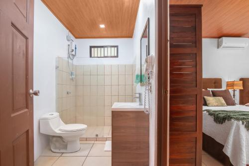 Ένα μπάνιο στο Casa Heliconias La Fortuna Private Pool