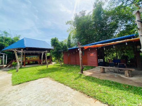 Taman di luar HomeStay Tre Vàng
