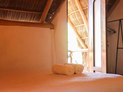 La Redonda Sayulita Hostalにあるベッド
