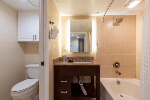 Phòng tắm tại Coronado Beach Resort