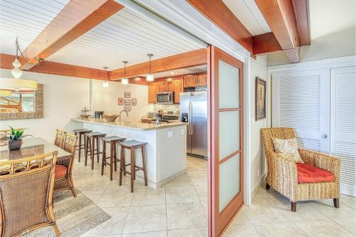 Cuisine ou kitchenette dans l'établissement Kahana Outrigger 4B1