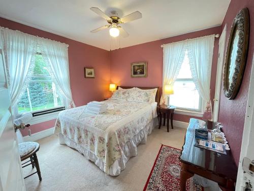 una camera con letto e ventilatore a soffitto di Strathaird Bed and Breakfast a Niagara Falls