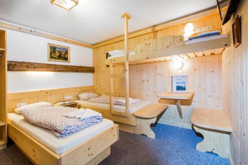 Ein Bett oder Betten in einem Zimmer der Unterkunft Alpengasthof Paletti