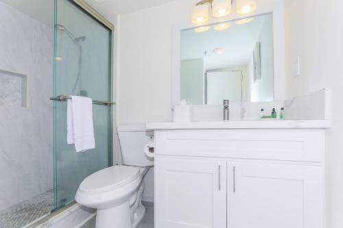 een badkamer met een toilet, een wastafel en een douche bij Ilikai Tower 936 Lagoon View 1BR in Honolulu