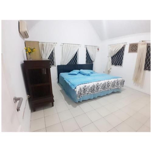 Postel nebo postele na pokoji v ubytování Rhabdia Villa Kota Bunga