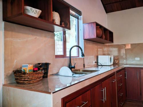 Cucina o angolo cottura di La Cabaña de Ciela con jacuzzi y minigolf