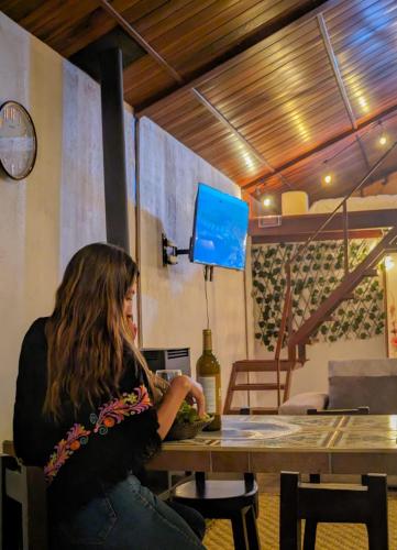 TV o dispositivi per l'intrattenimento presso La Cabaña de Ciela con jacuzzi y minigolf