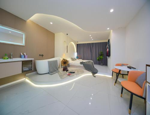 a living room with a couch and a table and chairs at Qingdao Shanhaiji Sea View B&B Wusi Square Branch in Fushansuo