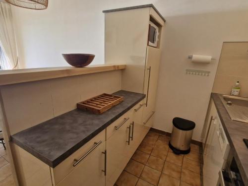 Il comprend une cuisine équipée d'un comptoir et d'un réfrigérateur. dans l'établissement Appart 3 pièces climatisé vue mer avec parking Sainte-Maxime - FR-1-780-89, à Sainte-Maxime