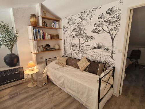 une chambre avec un lit et une peinture murale dans l'établissement Appart 3 pièces climatisé vue mer avec parking Sainte-Maxime - FR-1-780-89, à Sainte-Maxime